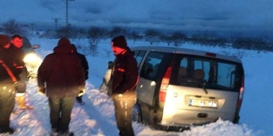 Bilecik AFAD, araçları kara saplanan baba ve oğlunu kurtardı