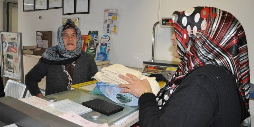 Elleriyle ördüğü yün çorapları askerlere gönderdi