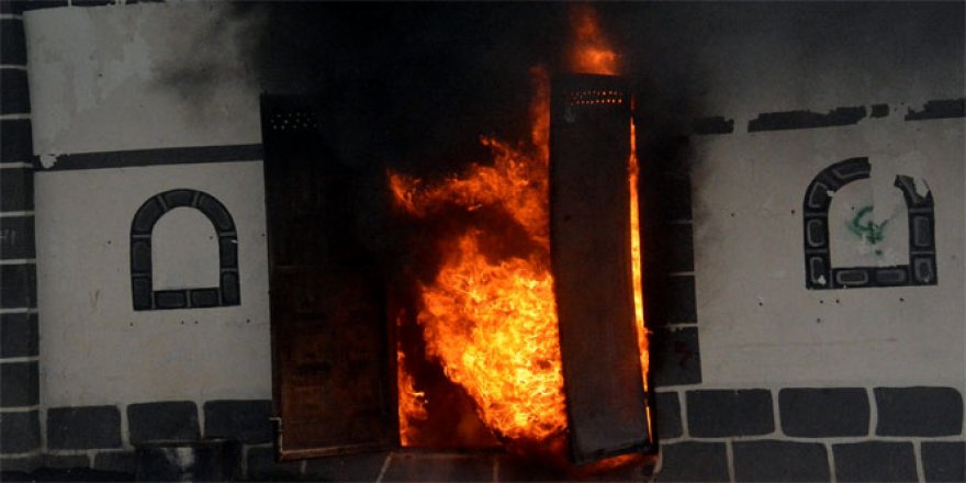 Elektrik trafosu bomba gibi patladı