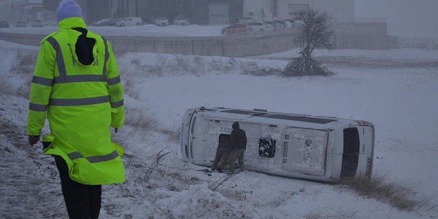Edirne'de yolcu minibüsü devrildi: 10 yaralı