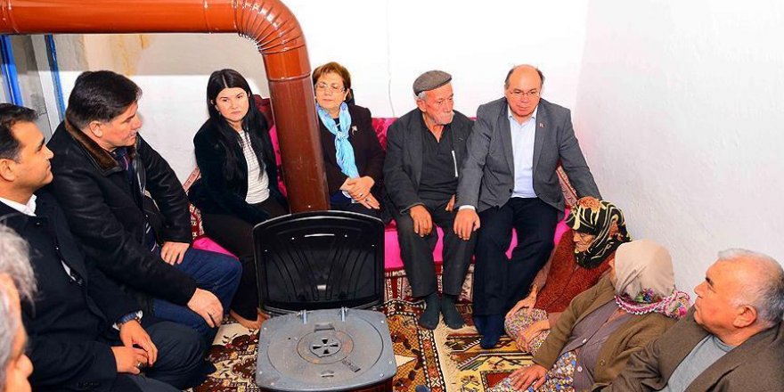 Muğla Valisi, evi yanan şehit ailesini ziyaret etti