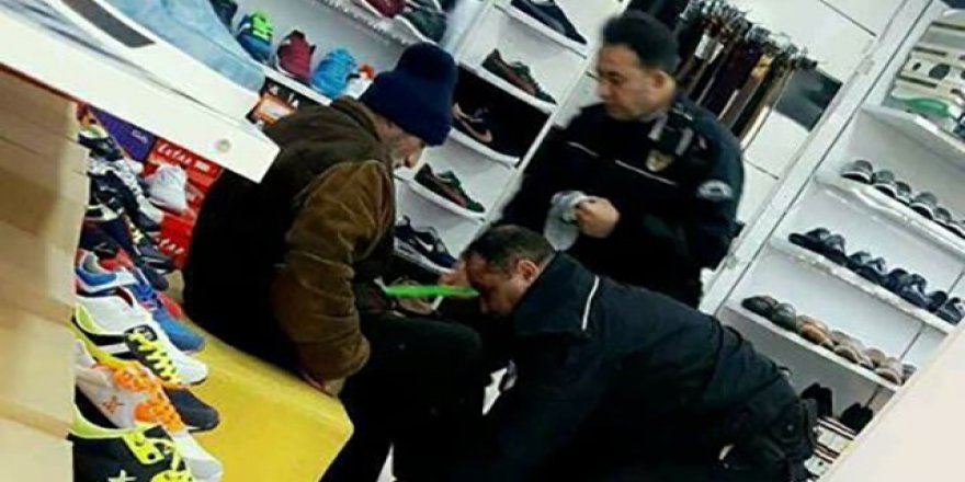 Bir polis çorabını giydirdi diğeri ayakkabısını