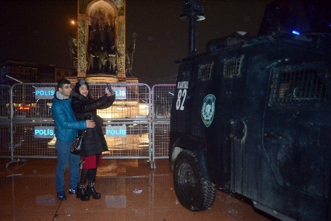 Taksim’de polise sevgi gösterisi