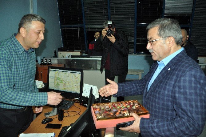 Antalya Valisi, MOBESE merkezinden Antalya’yı izledi