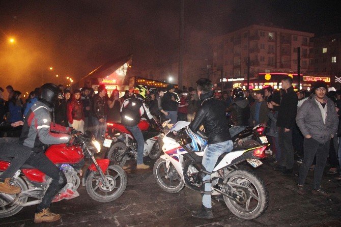 Gaziantep’te Suriyeliler motosikletlerle yılbaşını kutladı