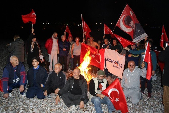 Yeni yıla denizde Türk bayrağı açarak girdiler
