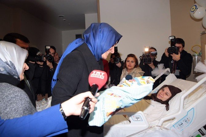 Bakan Kaya Ümraniye’deki yılın ilk bebeğini ziyaret etti