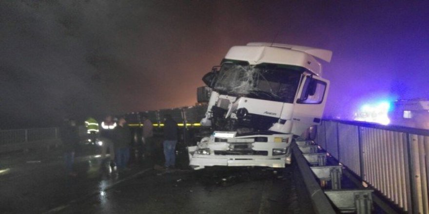 Gizli buzlanma trafik kazasına neden oldu: 13 yaralı
