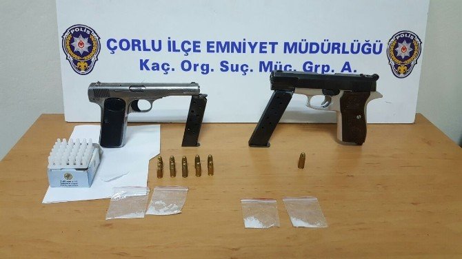 Şüpheli araçta 2 tabanca ve uyuşturucu çıktı
