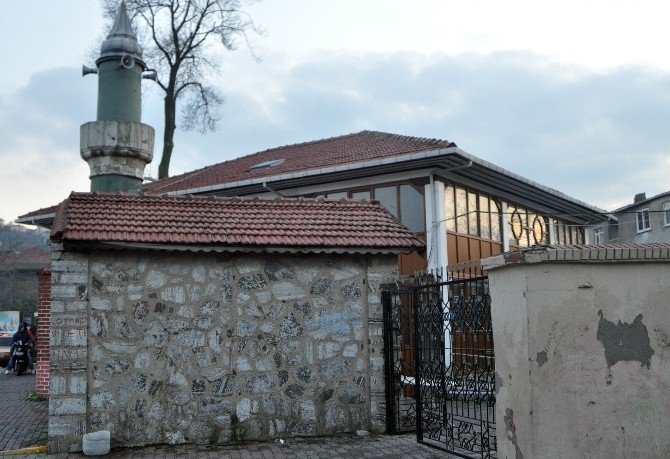 Kavga ettiği babasını camide vurdu