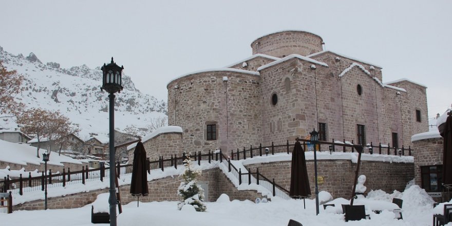 Sille'de tarihi yapılar beyaza büründü