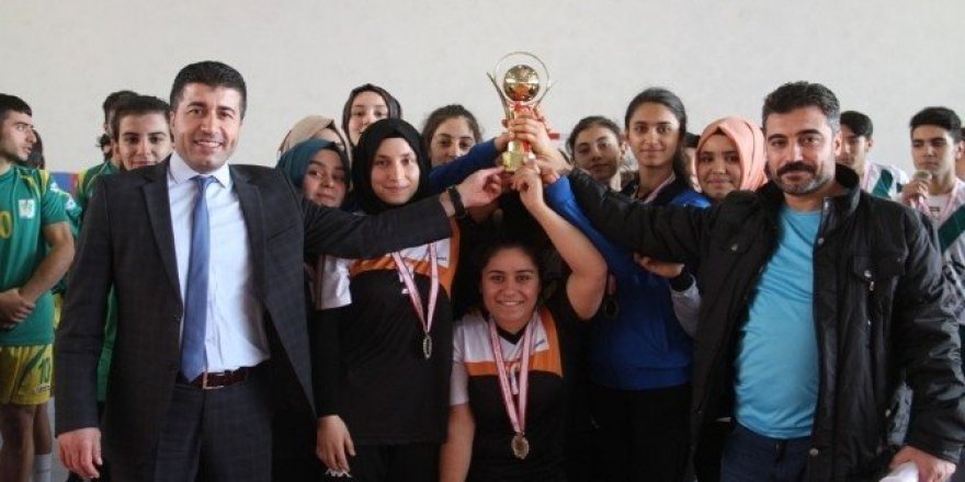 Gençler hentbol müsabakaları sona erdi