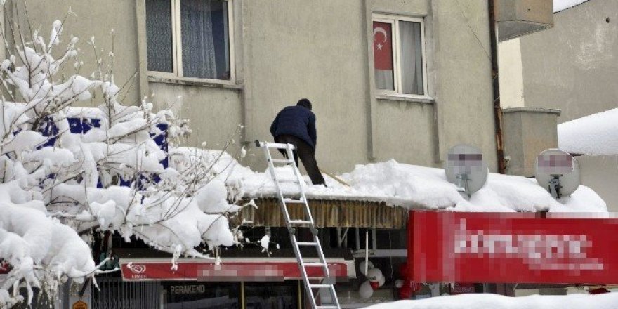 İş yerlerinin önündeki tente kardan çöktü