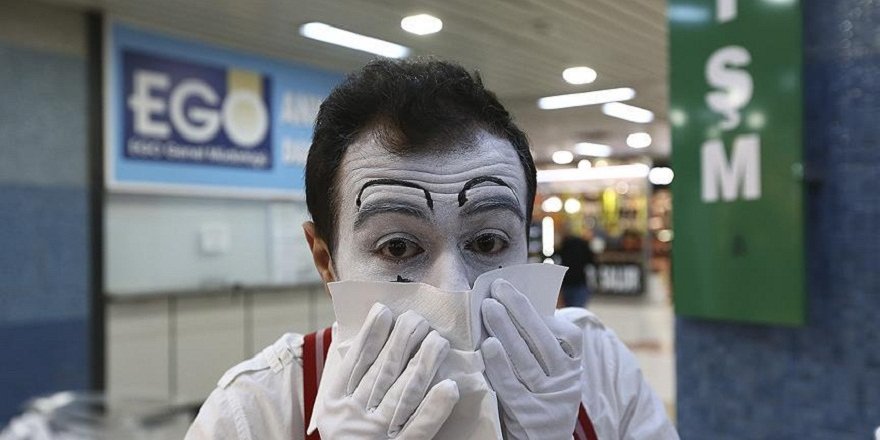 Sağlık çalışanları vereme pandomimle dikkati çekti
