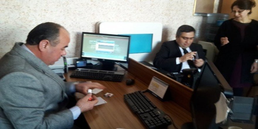 Yeni kimlik kartları dağıtılmaya başlandı