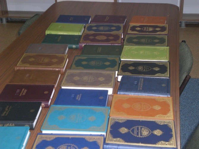 Dünya Dilleri Kütüphanesine 26 dilde 26 Kur’an-ı Kerim