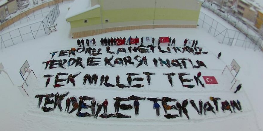 Öğrencilerden teröre anlamlı tepki