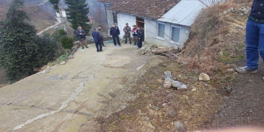 Cinnet geçiren şahıs annesi ile 3 kardeşini silahla vurarak öldürdü