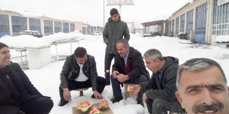 Kar üstünde karpuz keyfi