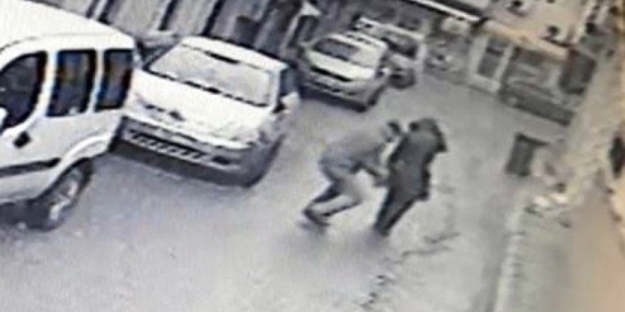 Kapkaç anı güvenlik kamerasına yansıdı