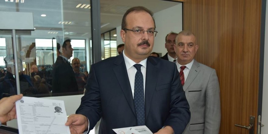 Vali Canbolat yeni kimlik kartı için müracaatta bulundu