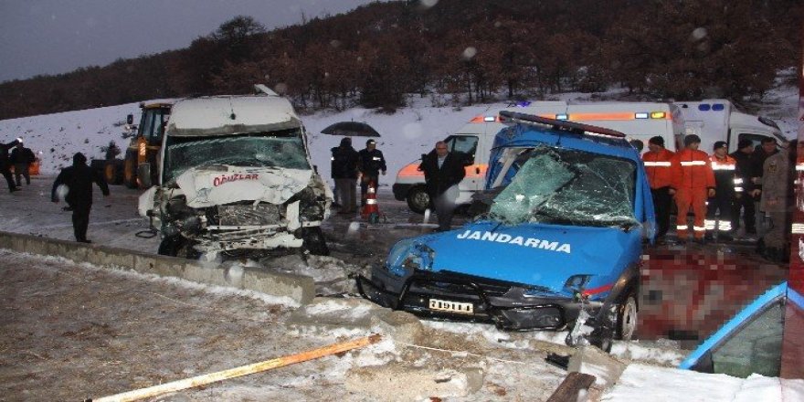 Askeri araç ve yolcu minibüsü çarpıştı: 2 şehit, 10 yaralı