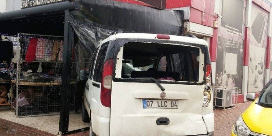 (Özel Haber) Halk otobüsü ile çarpışan otomobil iş yerine girdi