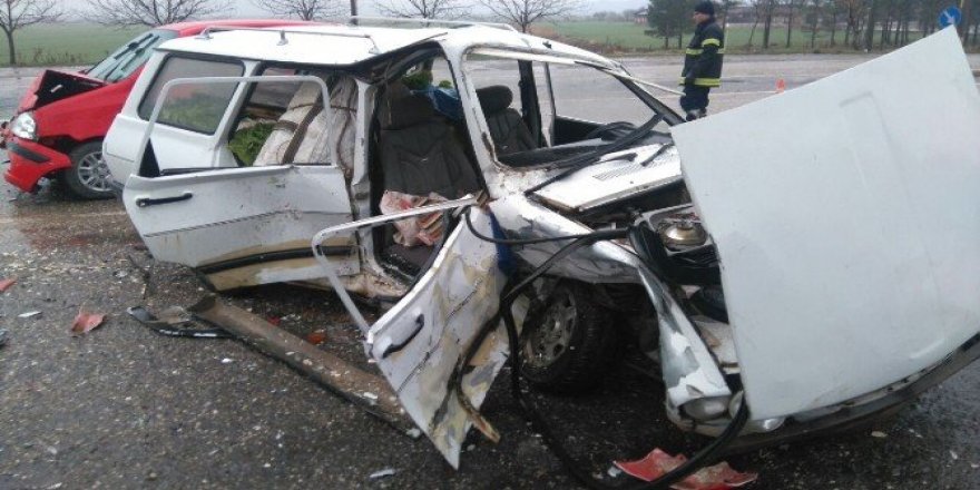 Hurdaya dönen araçtan sağ çıktılar