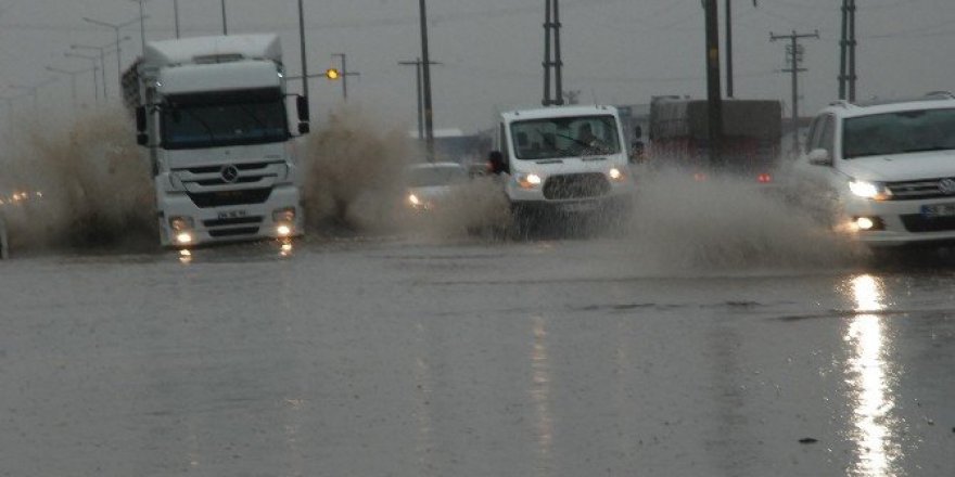 Çorlu’da yağmur caddeleri dereye çevirdi