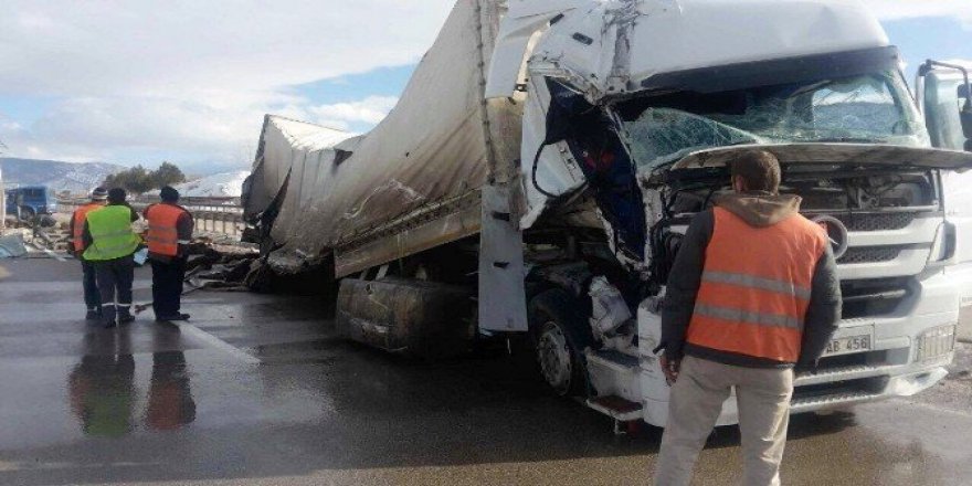 Otoyolda yavaşlayan tıra arkadan gelen tır çarptı