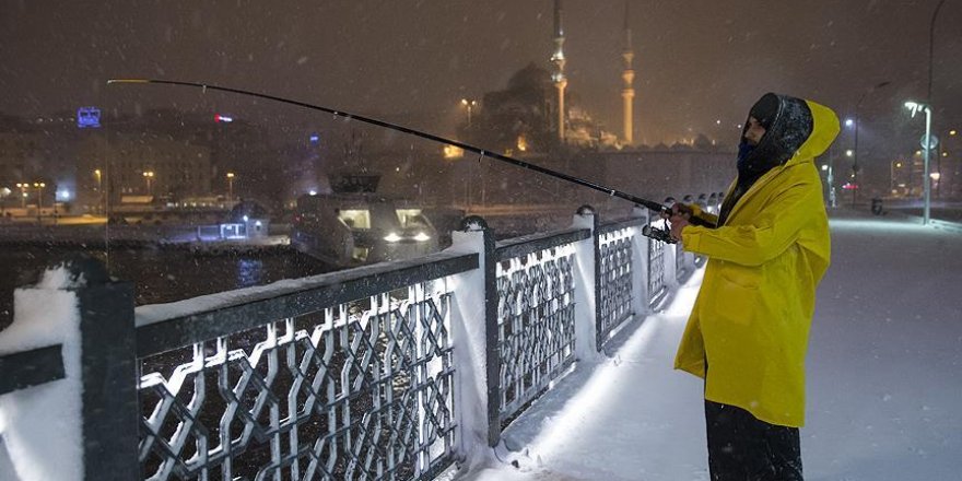 Yoğun kar yağışı altında balık tutma keyfi