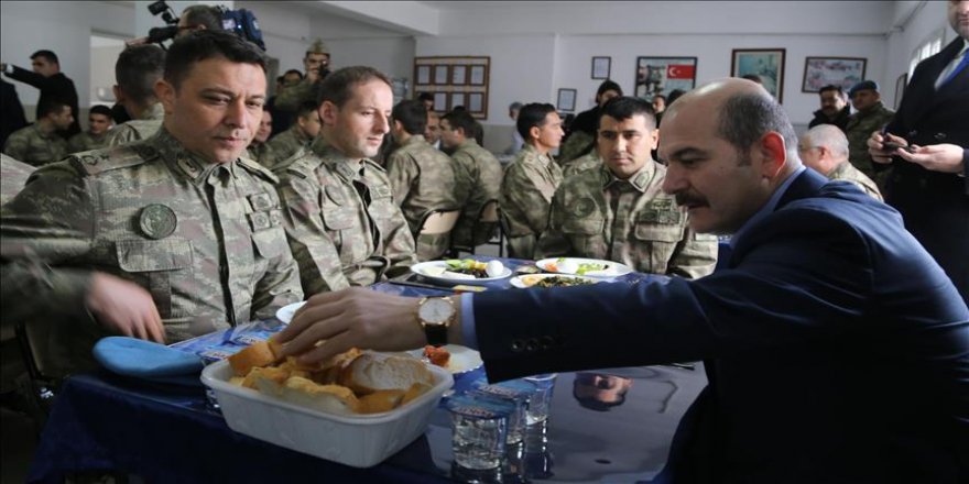 İçişleri Bakanı Soylu Hatay'da askerlerle kahvaltı yaptı