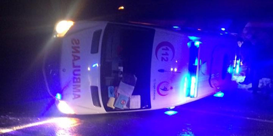 Hasta taşıyan ambulans devrildi