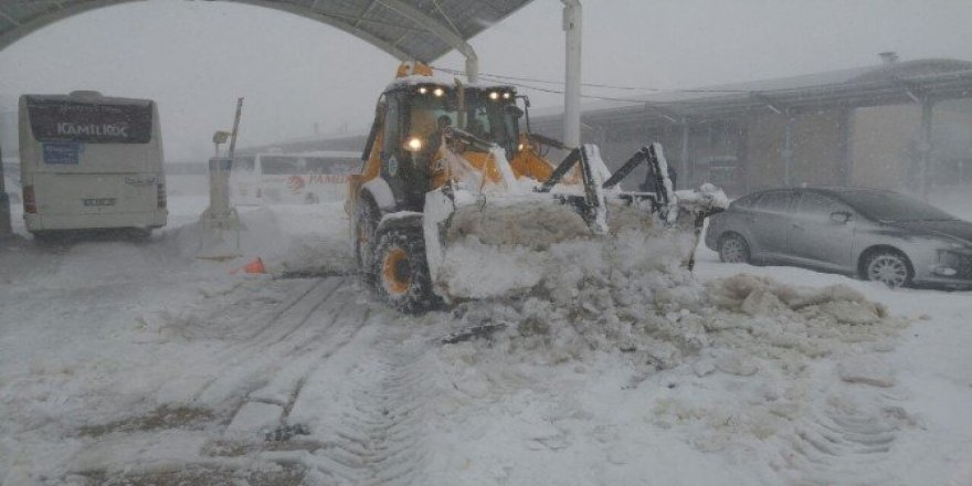 Bandırma otogarında 300 yolcu mahsur kaldı