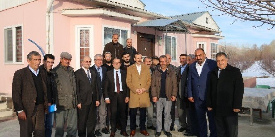 Kayyum Çiçekli muhtarlarla bir araya geldi