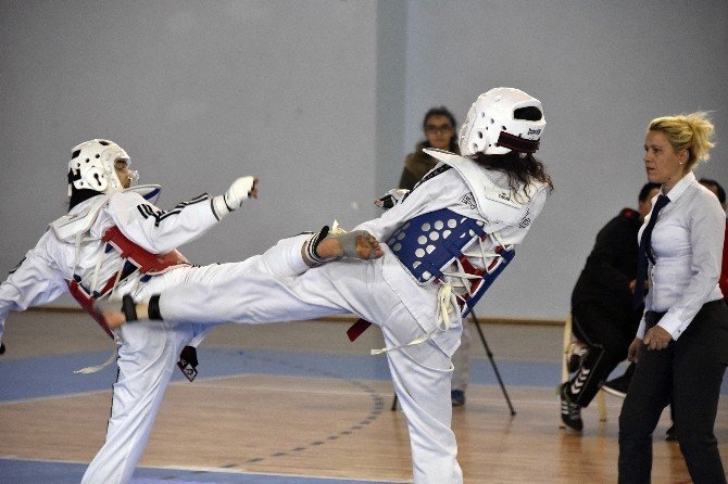 Taekwondoda grup müsabakaları devam ediyor