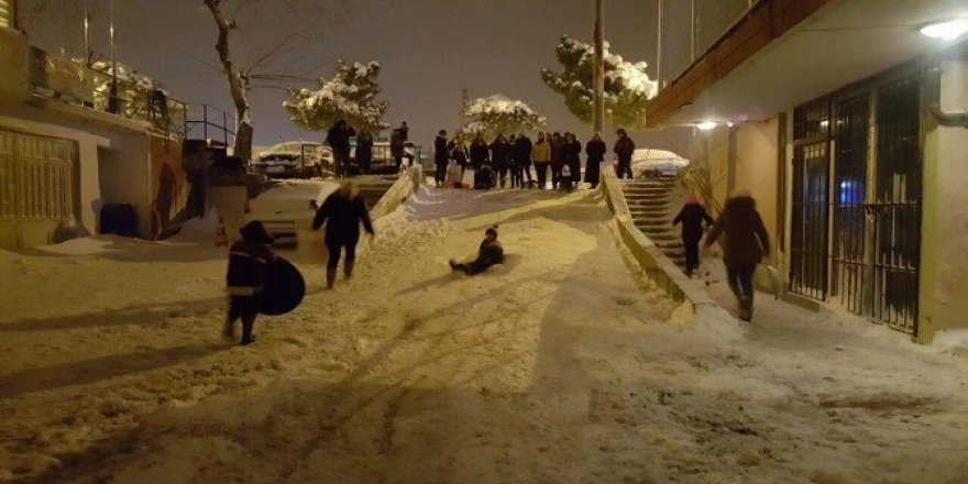 Karın keyfini kayarak çıkardılar