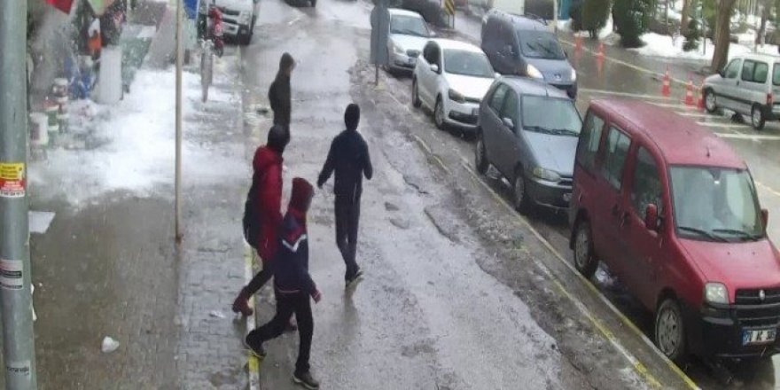 Vatandaşlar düşen kar kütlesinden son anda kurtuldu