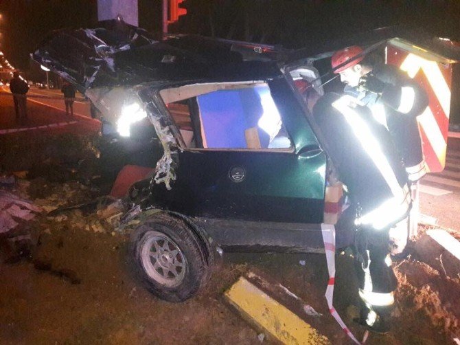 Kamyona çarpan otomobil ikiye bölündü: 1 ölü, 1 yaralı