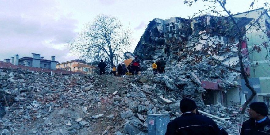 Bina çöktü, operatör enkaz altında kaldı