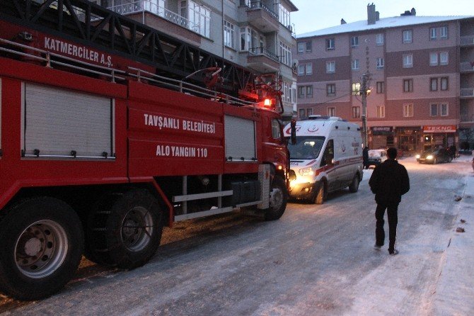 Kütahya’da çıkan yangında 2 kişi dumandan etkilendi
