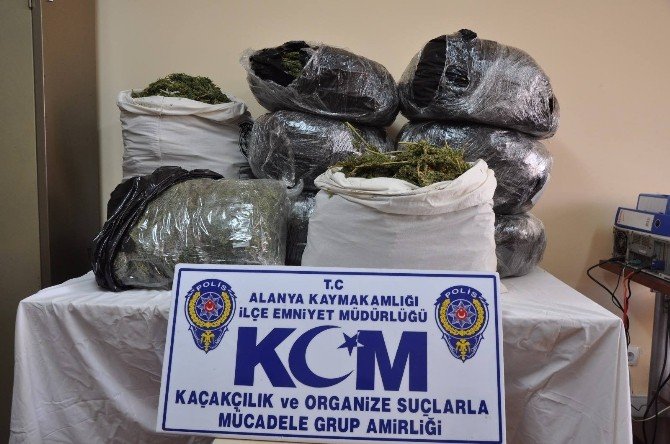 Şüphe üzerine durdurulan araçtan 20 kilo esrar çıktı