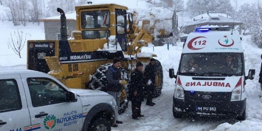 Ambulans yolda kalınca devreye belediye ekipleri girdi