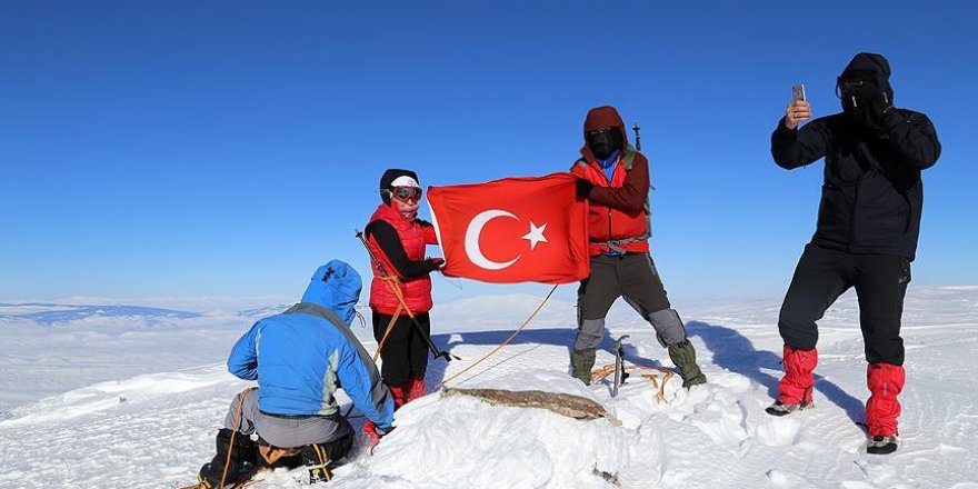 Kutup soğuklarını aşıp Kösedağ'da Türk bayrağı açtılar