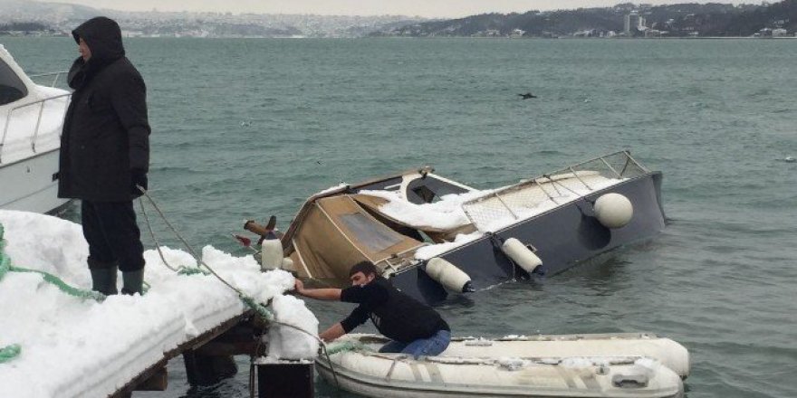 Yoğun kar yağışı tekne batırdı
