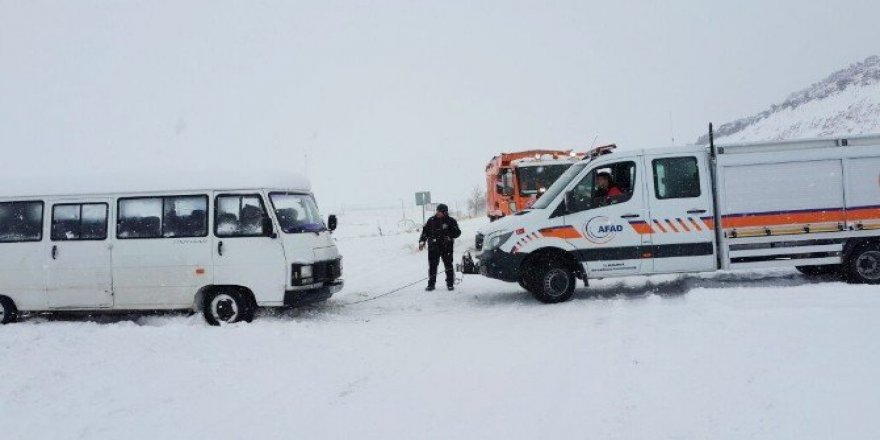 Kara saplanan okul servisleri kurtarıldı