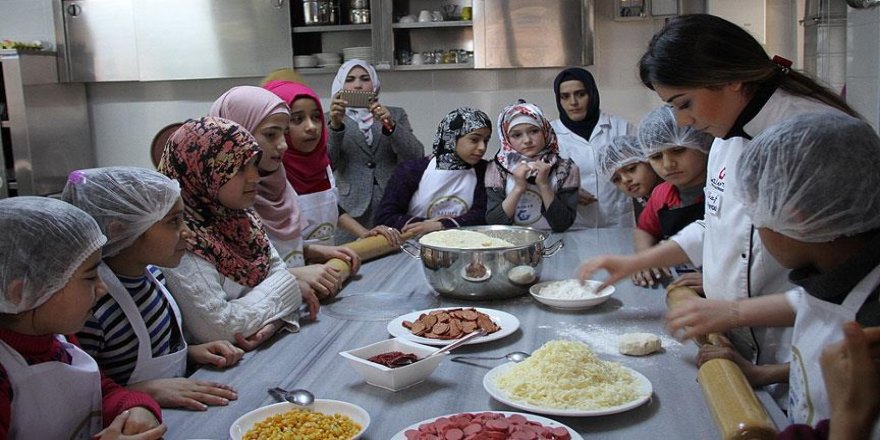 Suriyeli minikler 'pizza ustası' oldu