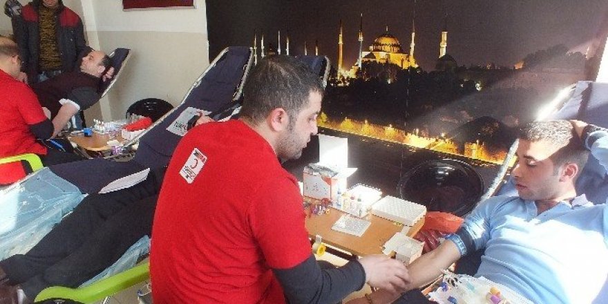 Malazgirtli öğrencilerden kan bağışı