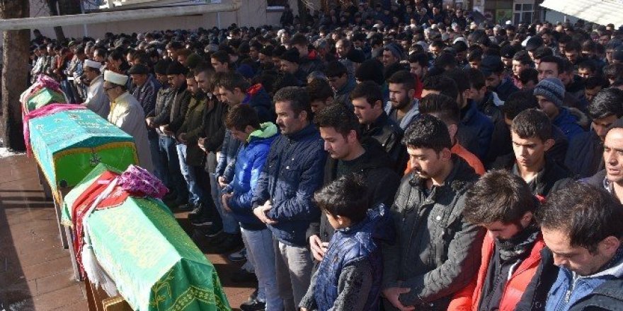 İkizler ve anneleri göz yaşları içinde defnedildi