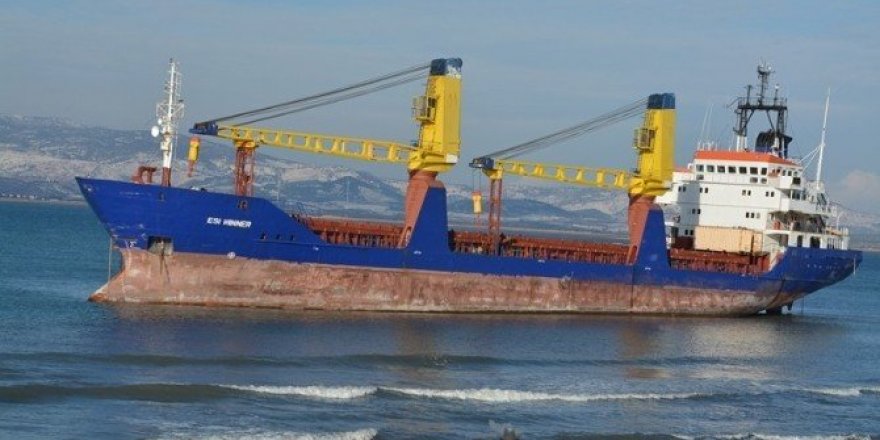 Aliağa’da hacizli gemi çapasından kurtulup sürüklendi
